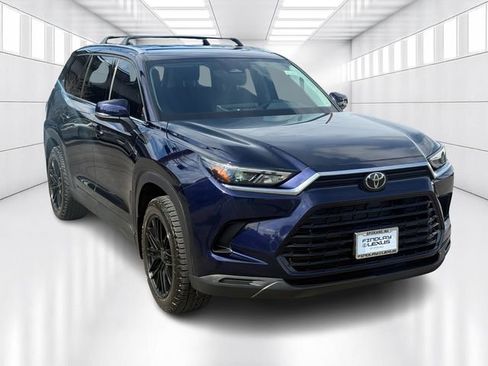 Used 2024 Toyota Grand Highlander XLE image 3