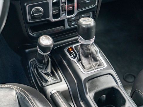 Used 2020 Jeep Wrangler Unlimited Sahara AWD/4WD image 26