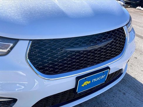 Used 2023 Chrysler Pacifica Touring-L image 27