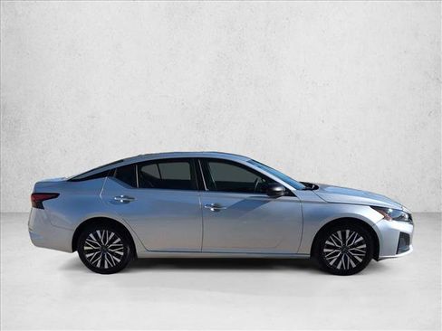 Used 2024 Nissan Altima 2.5 SV image 4