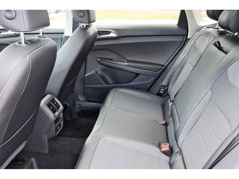 Certified 2025 Volkswagen Taos SE FWD image 33