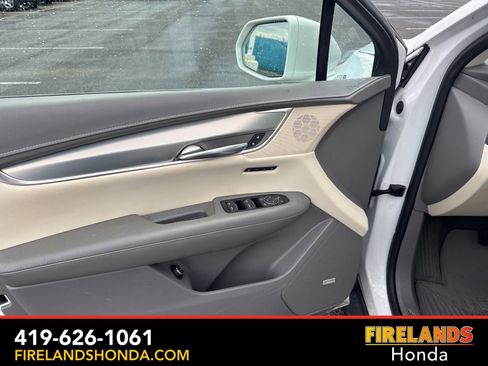 Used 2017 Cadillac XT5 Luxury w/ Driver Awareness Package image 15