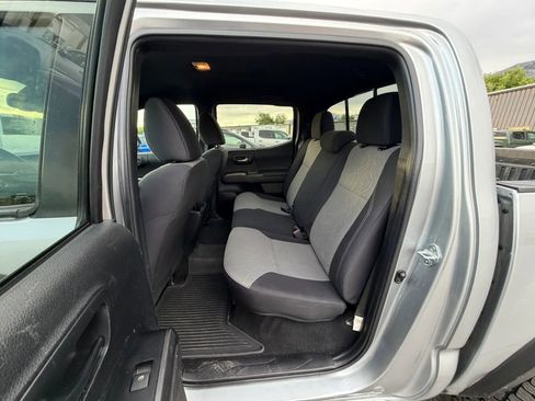 Used 2022 Toyota Tacoma TRD Off-Road AWD/4WD image 20