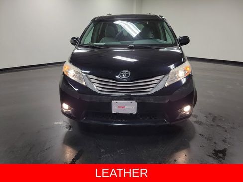 Used 2017 Toyota Sienna XLE Premium image 2
