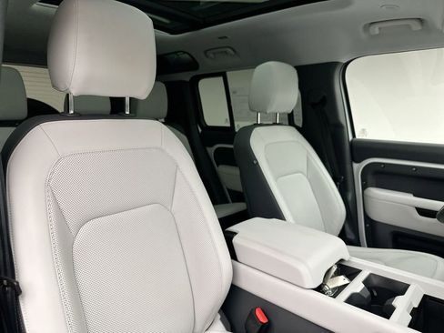 Certified 2025 Land Rover Defender 110 X-Dynamic SE image 18