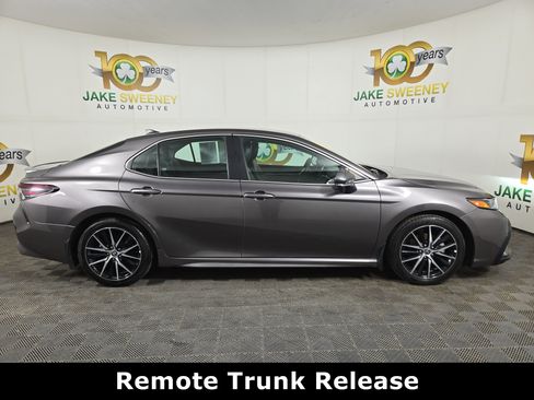 Used 2024 Toyota Camry SE image 10