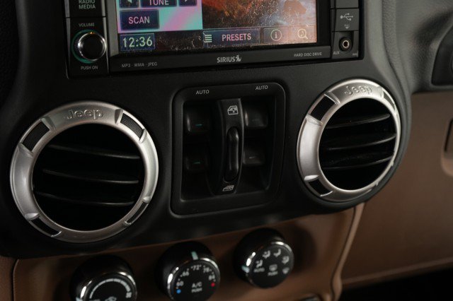 Used 2014 Jeep Wrangler Unlimited Rubicon w/ Connectivity Group AWD/4WD image 41