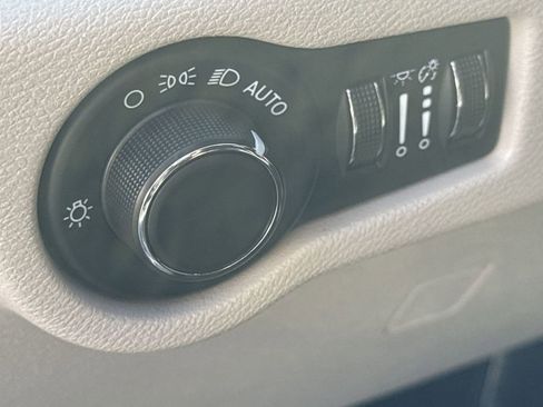 Used 2023 Chrysler Voyager LX image 9