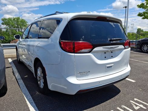 Used 2018 Chrysler Pacifica Touring-L FWD image 3