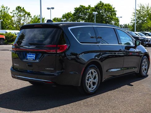 Used 2024 Chrysler Pacifica Limited FWD image 8