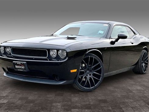 Used 2014 Dodge Challenger SXT image 2