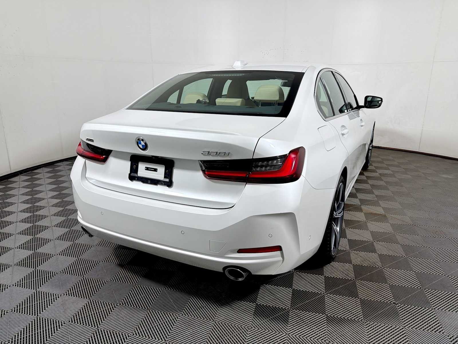 Used 2024 BMW 330i xDrive Sedan w/ Convenience Package AWD/4WD image 6
