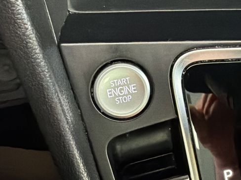 Used 2021 Volkswagen Jetta SE w/ SE Cold Weather Package image 25