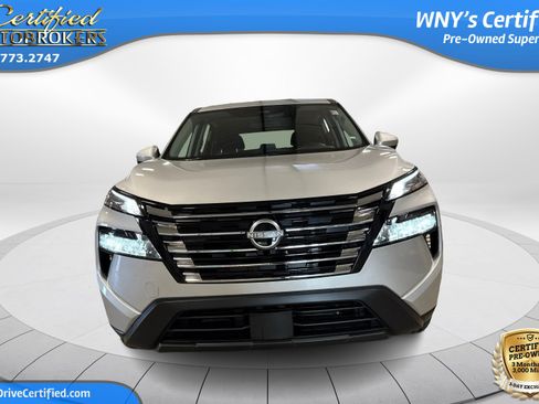 Used 2025 Nissan Rogue SV image 2