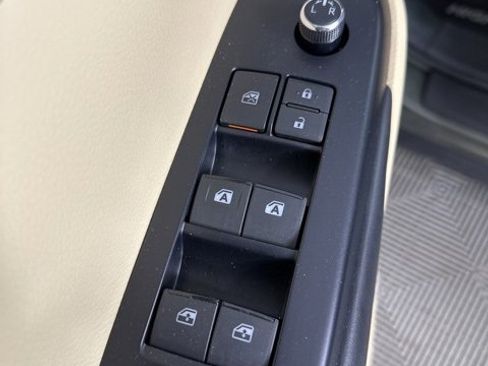 Used 2019 Toyota Highlander XLE image 24