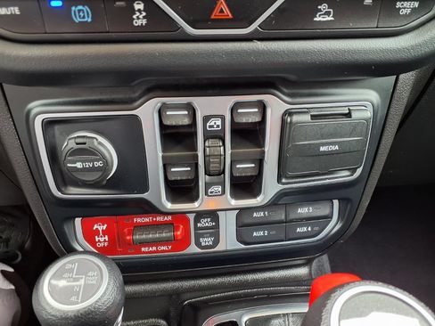 Used 2024 Jeep Wrangler Unlimited Rubicon 4xe AWD/4WD image 11