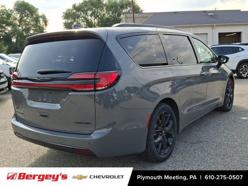 Used 2025 Chrysler Pacifica Limited FWD image 8