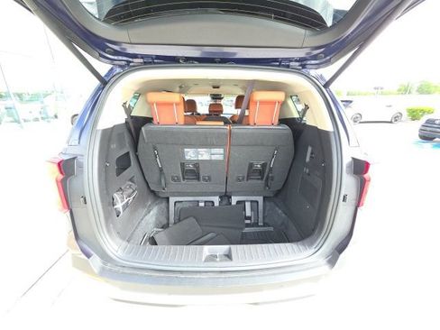 Used 2025 Kia Carnival EX image 28