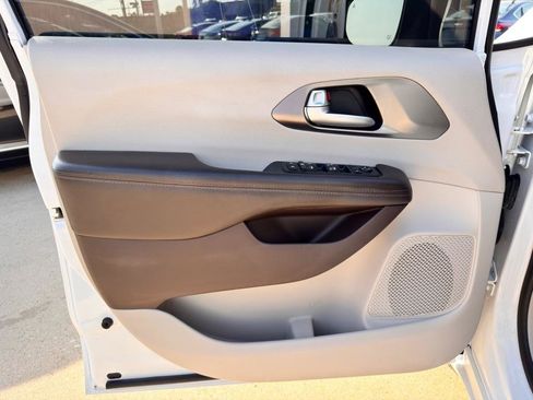 Used 2017 Chrysler Pacifica LX FWD image 24