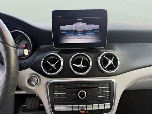 Used 2018 Mercedes-Benz GLA 250 4MATIC image 17