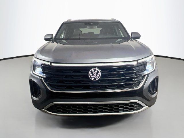 Used 2025 Volkswagen Atlas Cross Sport SE AWD/4WD image 2