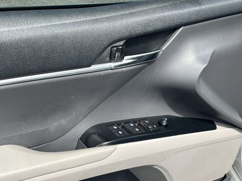 Used 2020 Toyota Camry SE w/ Sunroof Package FWD image 15