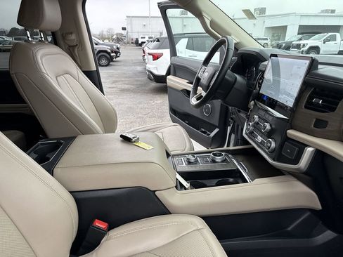 Used 2023 Ford Expedition Limited image 13