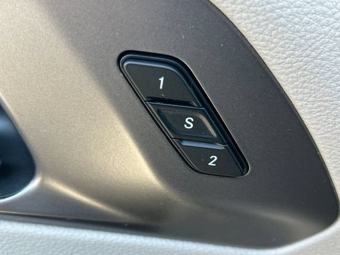 Used 2024 Chrysler Pacifica Touring-L FWD image 17