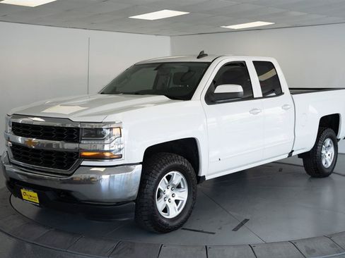 Used 2018 Chevrolet Silverado 1500 LT w/ Trailering Package AWD/4WD image 3