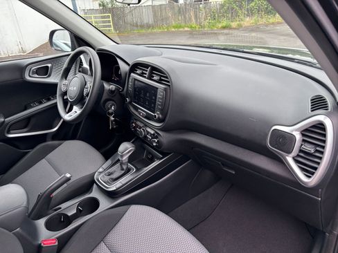 Used 2025 Kia Soul LX w/ LX Technology Package FWD image 33