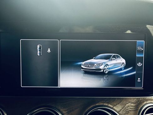 Used 2017 Mercedes-Benz E 300 4MATIC image 34