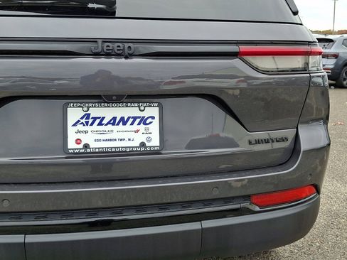 Used 2024 Jeep Grand Cherokee Limited w/ Black Appearance Package image 16