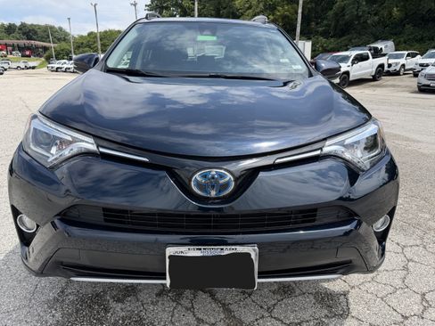 Used 2018 Toyota RAV4 Limited AWD/4WD image 2