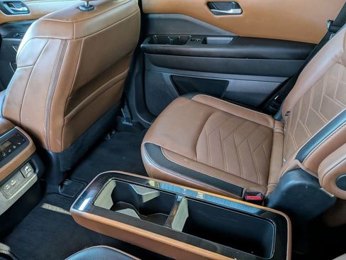 Used 2023 Nissan Pathfinder Platinum image 10