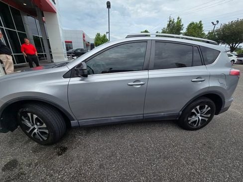 Used 2018 Toyota RAV4 LE FWD image 3