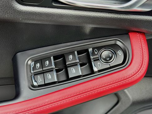 Used 2025 Porsche Macan AWD/4WD image 22
