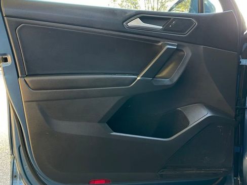 Used 2018 Volkswagen Tiguan SE image 12