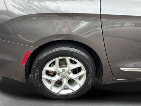 Used 2017 Chrysler Pacifica Touring-L Plus w/ Tire & Wheel Group FWD image 38