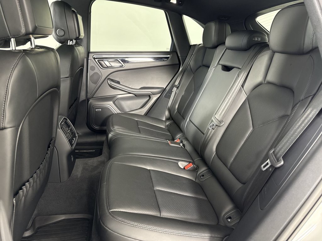 Certified 2025 Porsche Macan AWD/4WD image 22
