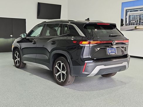 Certified 2025 Volkswagen Tiguan SE FWD image 6