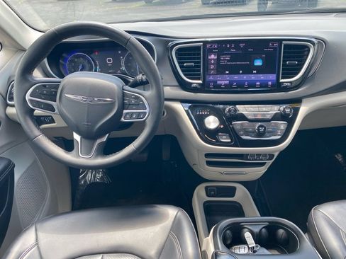 Used 2023 Chrysler Pacifica Touring-L FWD image 17