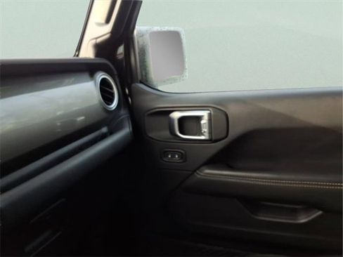 Used 2018 Jeep Wrangler Unlimited Sahara w/ Cold Weather Group image 20