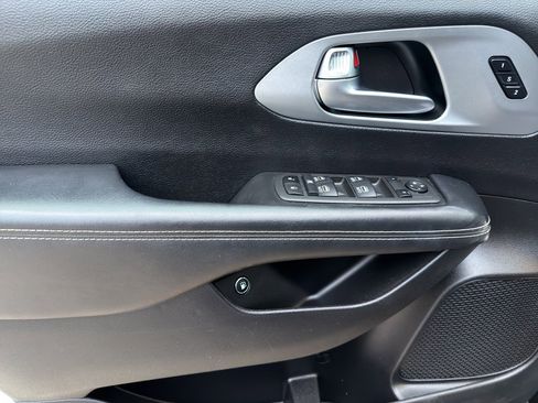 Used 2022 Chrysler Pacifica Touring-L w/ Uconnect Theater Family Group image 15