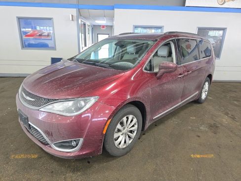 Used 2017 Chrysler Pacifica Touring-L image 2