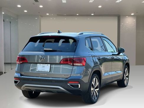 Used 2022 Volkswagen Taos SE w/ Panoramic Sunroof Package FWD image 4