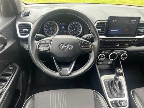 Used 2022 Hyundai Venue Limited FWD image 17