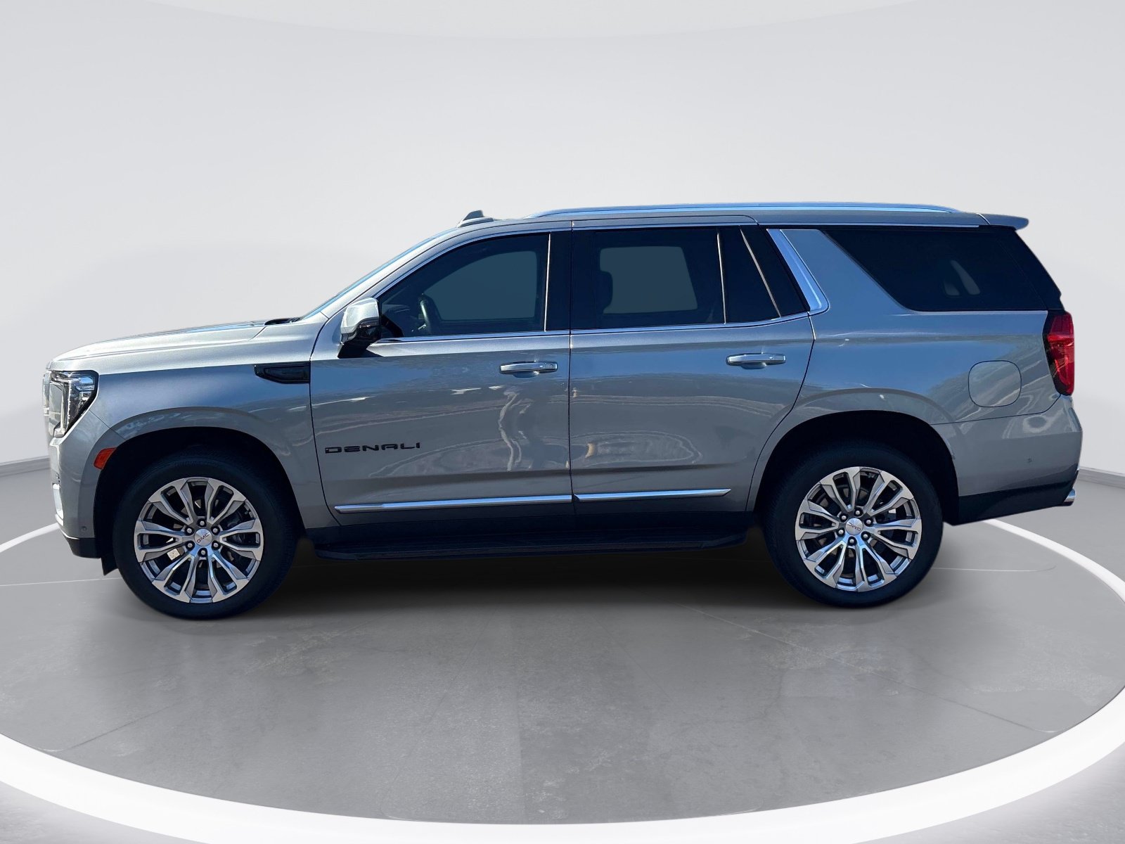 Used 2023 GMC Yukon Denali w/ Advanced Technology Package AWD/4WD image 5