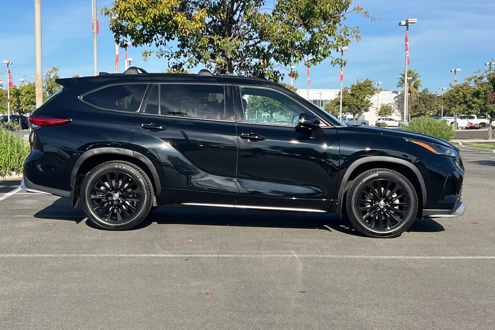 Used 2023 Toyota Highlander XSE AWD/4WD image 3
