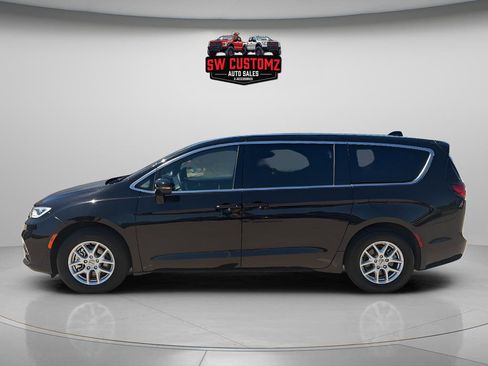 Used 2025 Chrysler Pacifica Select FWD image 4