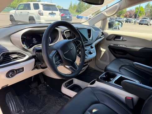 Used 2023 Chrysler Pacifica Touring-L FWD image 17